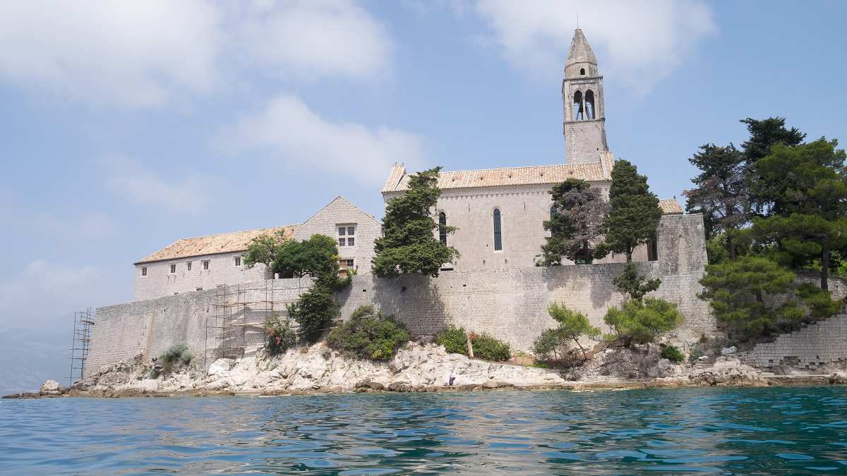 Kerk aan zee in Kroatië