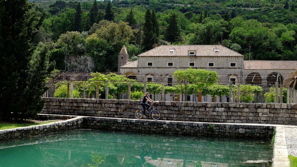 Dame fietsen in een plattelandsdorpje in Kroatië