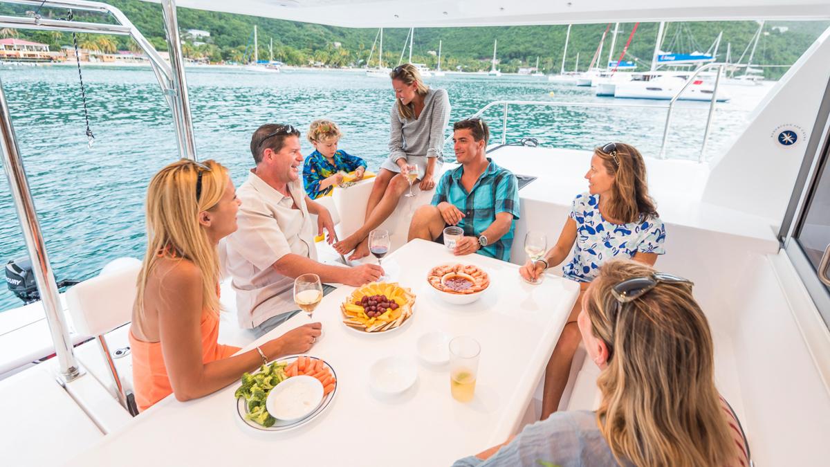 Invité à bord d’un yacht prenant un repas ensemble