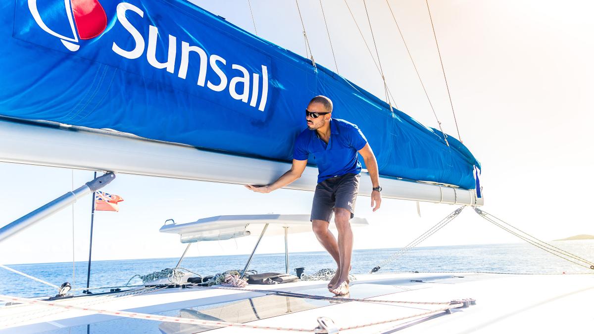 Sunsail-schipper aan boord van jacht