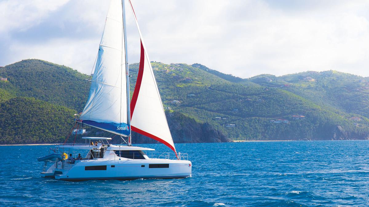 Yacht Sunsail naviguant avec vue sur le littoral